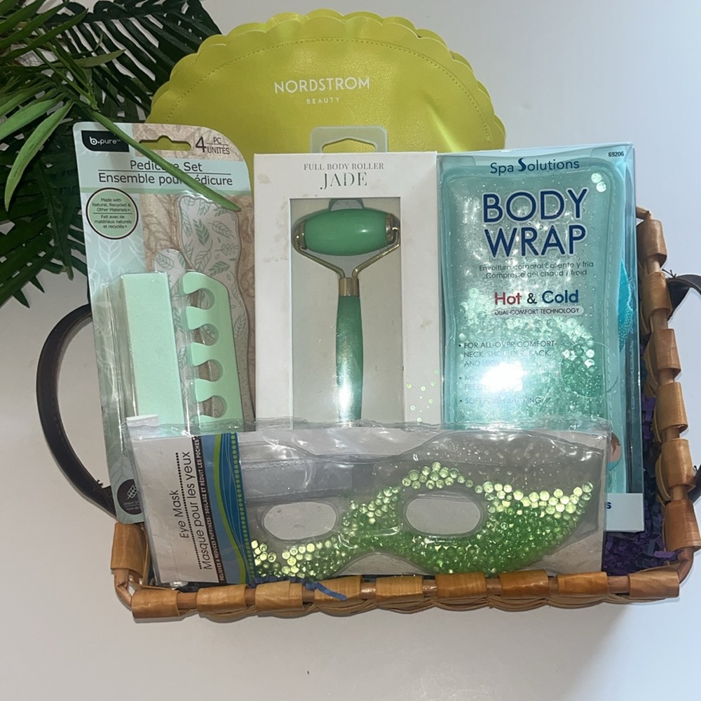 NWOT Jade Green Facial Roller and Yellow Toiletry Bag Set